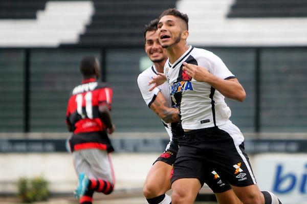 Cosendey e Andrey festejam gol contra o Flamengo em 2017