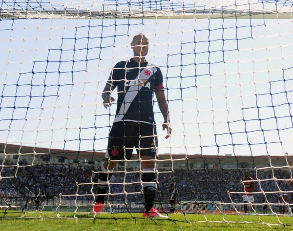 Camisa do Vasco, atualmente, estampa marcas da Caixa e da Tim