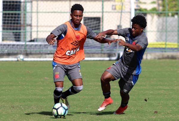 Cayo Tenório e Robinho disputam bola durante treino