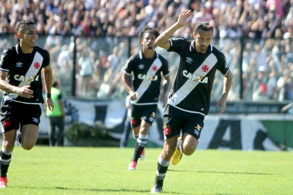 Nenê comemora gol contra o Atlético-GO
