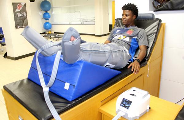 Robinho utilizando a bota de compressão pneumática