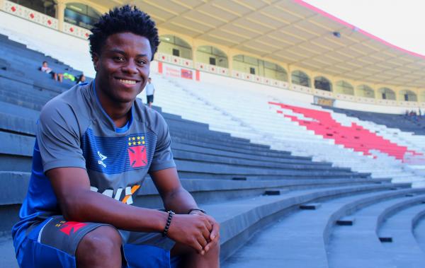 Robinho conversou com o Site Oficial após o treino