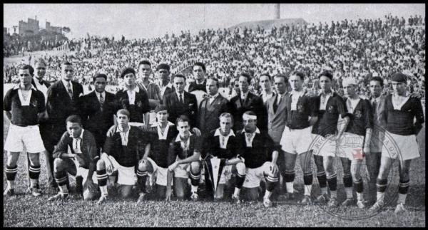 Titulares e reservas do Vasco posam para fotografia em um dos dois jogos amistosos contra o Barcelona