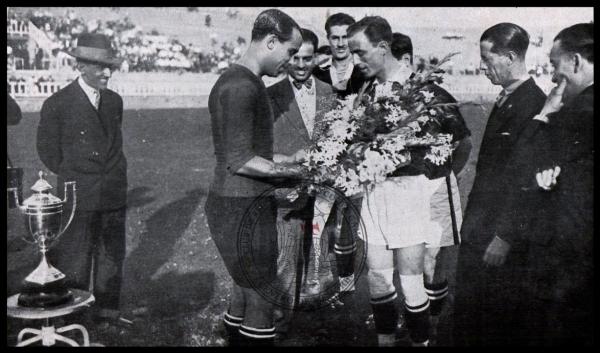 Troca de gentilezas entre Samitier e Russinho, respectivamente, o capitão do Barcelona e o capitão do Vasco