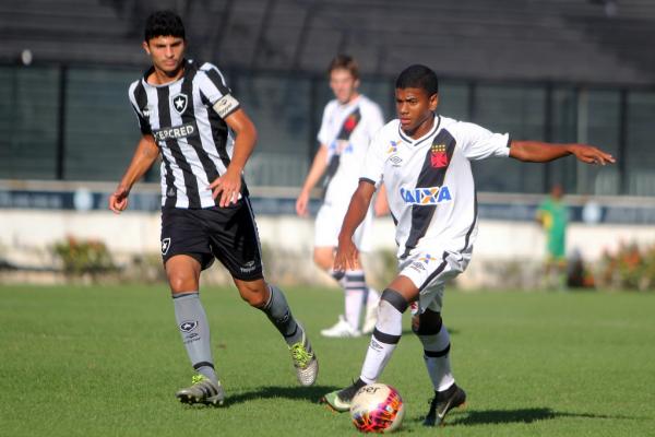 Joe Silva em ação contra o Botafogo na Colina