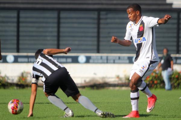 Élber dribla zagueiro botafoguense no clássico