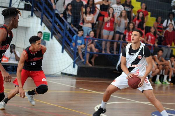 Matheus Diniz, cestinha da partida com 16 pontos