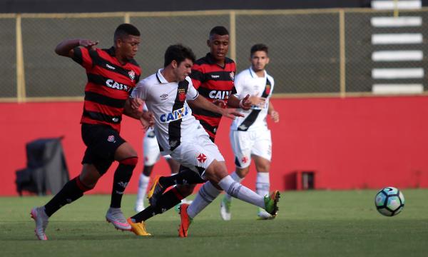 Dudu faz lançamento para Robinho na etapa inicial