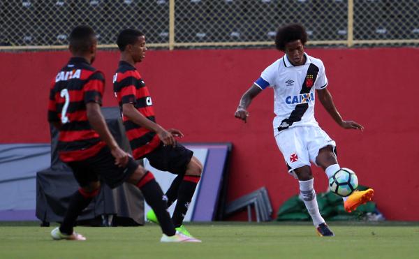Alan Cardoso em boa jogada do Vasco durante a partida
