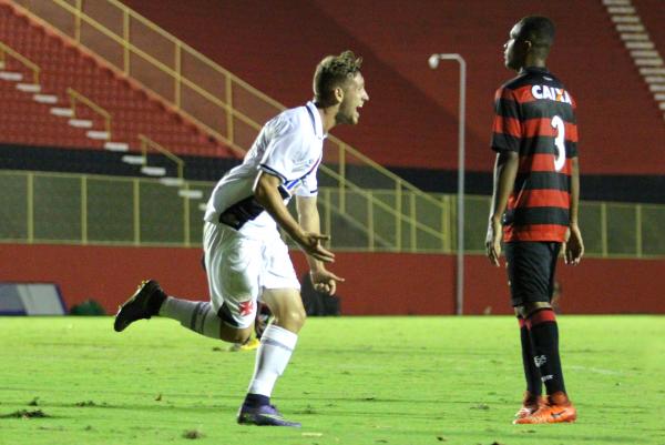 Marquinhos comemora gol marcado no Barradão