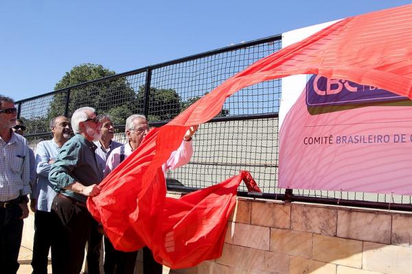 Ao lado do 2º vice-presidente geral Silvio Godoi e do presidente do Conselho Deliberativo, Luis Manuel, presidente Eurico Miranda reinaugra piscina olímpica de São Januário