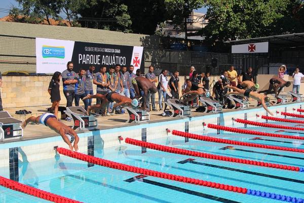Atletas do clube participam de prova 200m medley