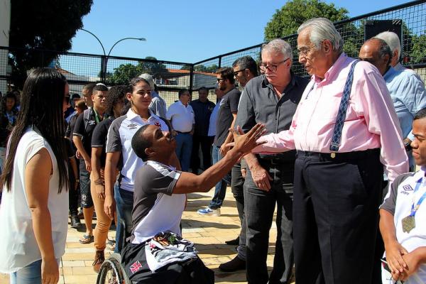 Presidente Eurico Miranda cumprimenta paratleta do clube ao lado de José Mourão, vice-presidente do Departamento Infanto-juvenil