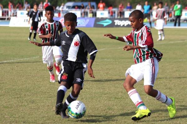 Matheus Ferreira carrega bola no clássico contra o Fluminense