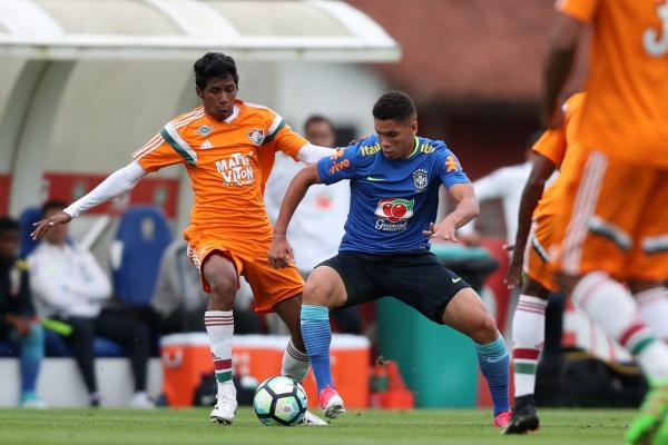 Paulinho durante período de treinos na Seleção