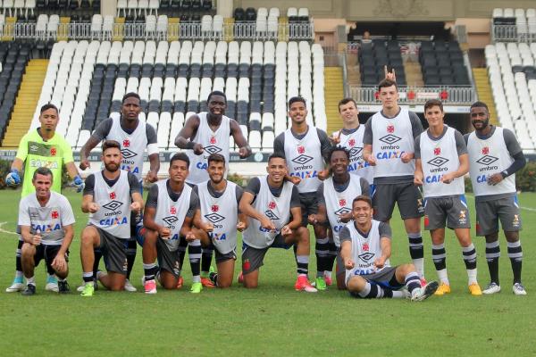 Time liderado por Gilberto faz a festa após a vitória no rachão