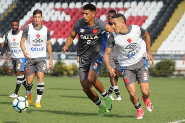 Gilberto é marcado por Julio dos Santos durante treino