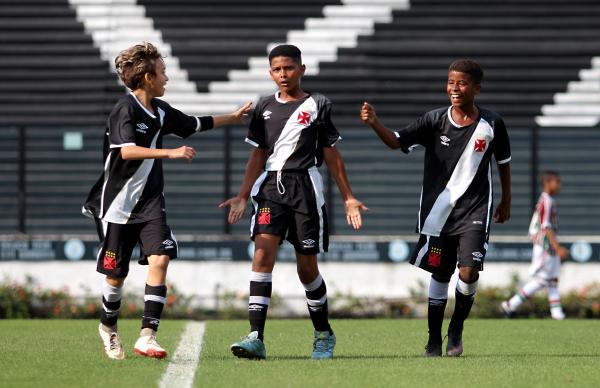 Kauã, Paulo Roberto e Matheus Ferreira comemoram o segundo gol