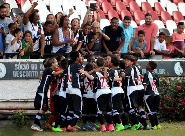 Meninos do Sub-11 puxam o Casaca após o apito final