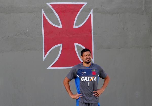 Eder Luis volta a ser relacionado após seis meses