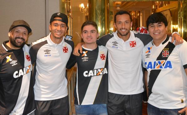 Gigantes posam com Jean e Nenê durante visita