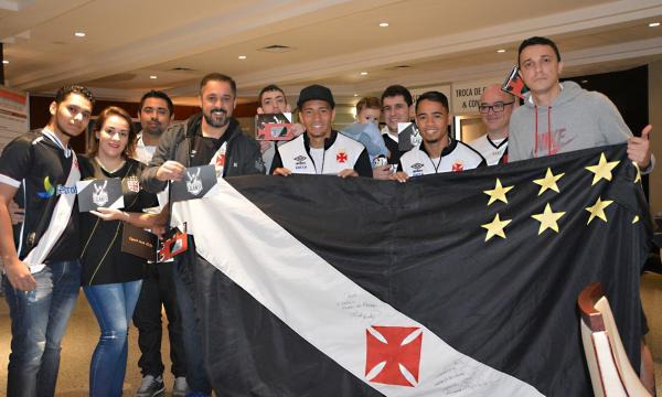 Jean e Yago Pikachu entregaram carteirinhas para os sócios