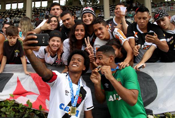João Pedro atende torcida ao lado do amigo Alan