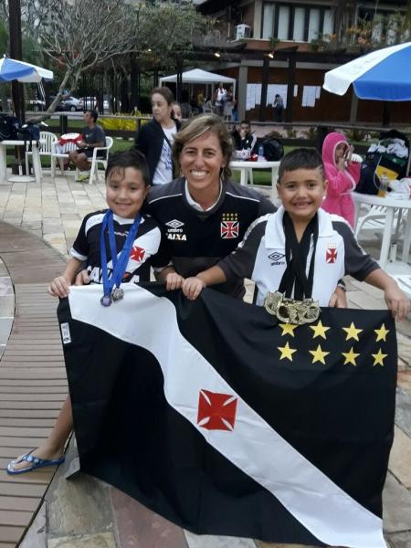 Miguel Carvalho, treinadora Luciana Quadra e Luiz Eduardo comemorando as conquistas