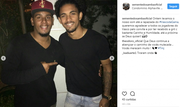 Douglas com músico do grupo Semente do Samba