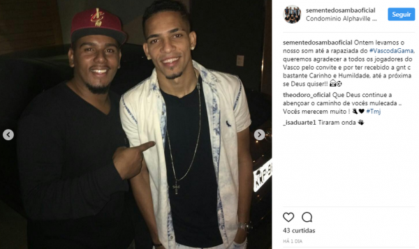 Gilberto ao lado de músico