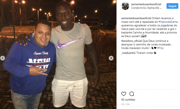 Jomar posa junto com músico do Semente do Samba