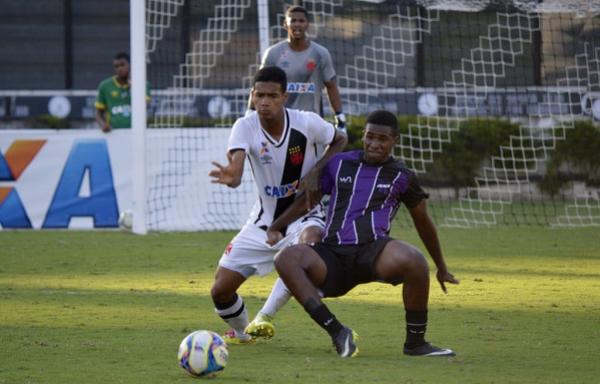 Atacante Léo, do Carapebus, contra o Vasco