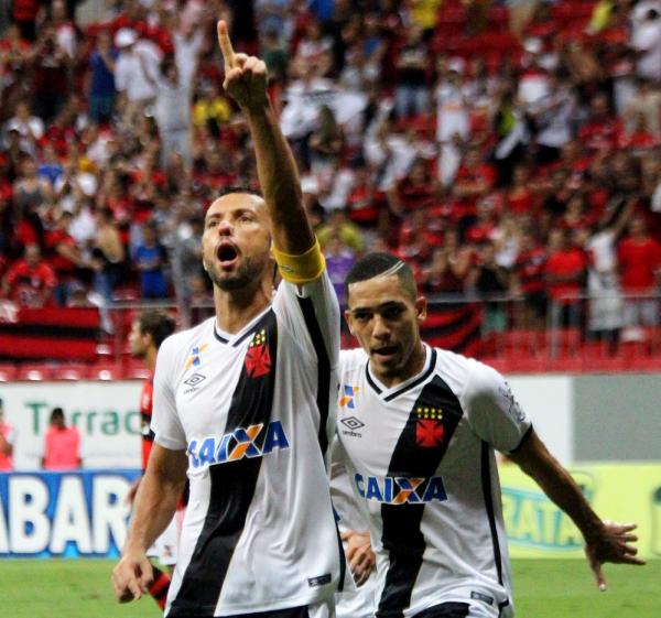 Nenê celebra gol em clássico Vasco x Flamengo