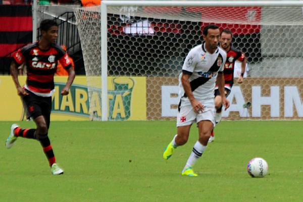 Nenê em ação em Vasco x Flamengo em 2016