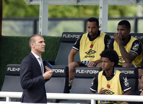 Nenê, no banco de reservas, na partida contra o Bahia, em maio