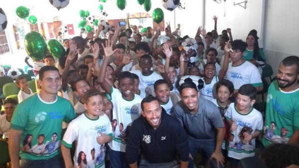 Nenê e Yago Pikachu no aniversário de 5 anos do projeto Craque do Amanhã