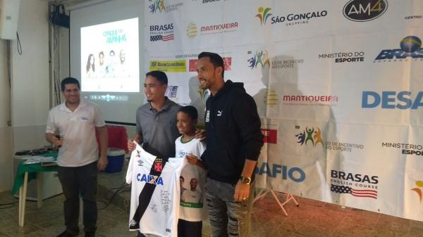 Nenê a Yago Pikachu no projeto Craque do Amanhã em São Gonçalo