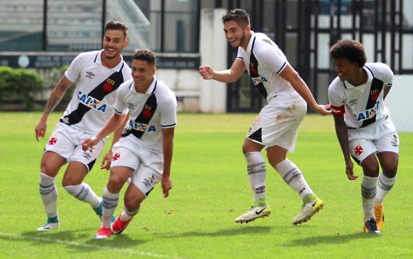 Paulinho, Cosendey, Andrey e Alan comemoram gol na Colina