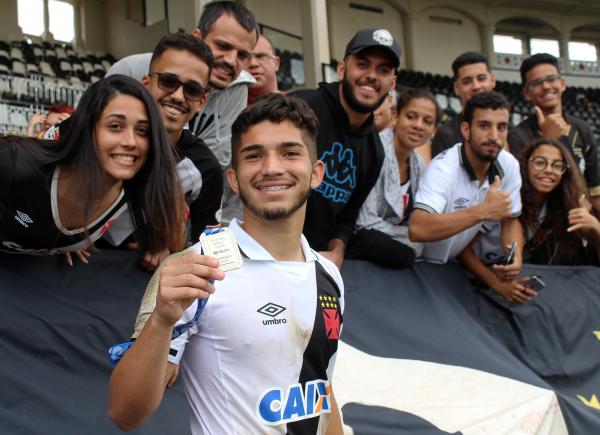 Andrey recebe o carinho da torcida em São Januário