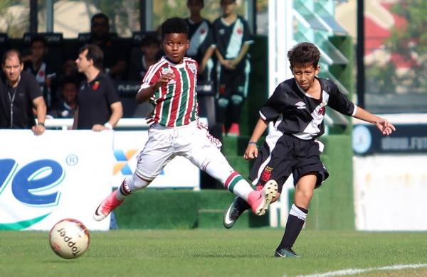 Lateral Guilherme em ação no clássico contra o Fluminense