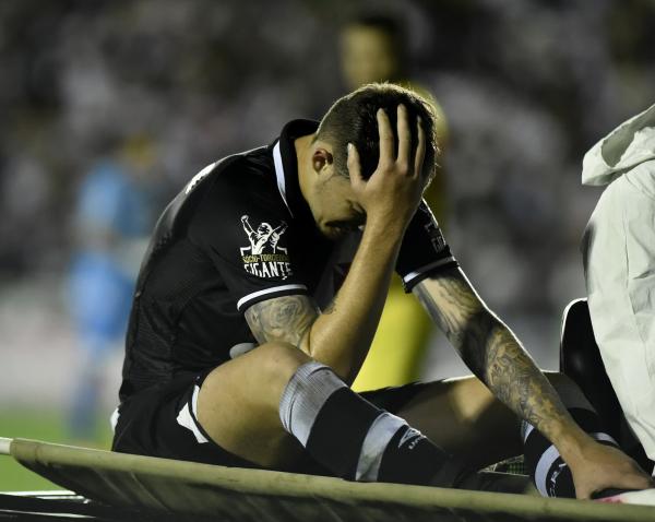 Desolado, Bruno Paulista deixa o gramado após sentir dor na coxa