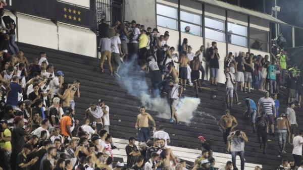 Bombas explodem na arquibancada de São Januário