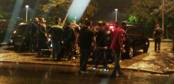 Integrantes de organizada ligados a Eurico cercam carro de candidato Nelson Rocha, que era a favor da prorrogao de mandato de Dinamite no Vasco