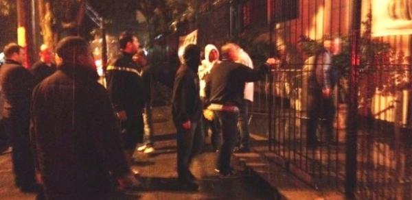 Torcedores tentam intimidar conselheiros na entrada da reunio no Vasco