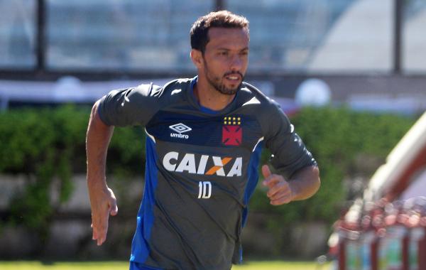 Nenê suando a camisa em São Januário
