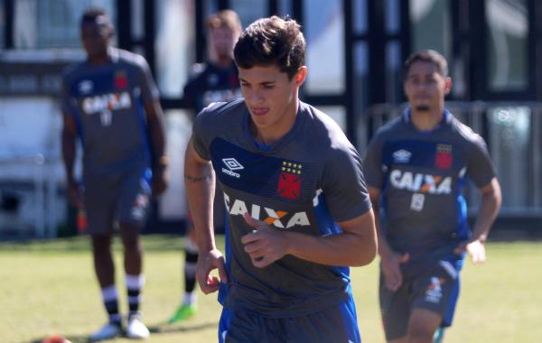 Mateus Vital durante aquecimento no gramado principal