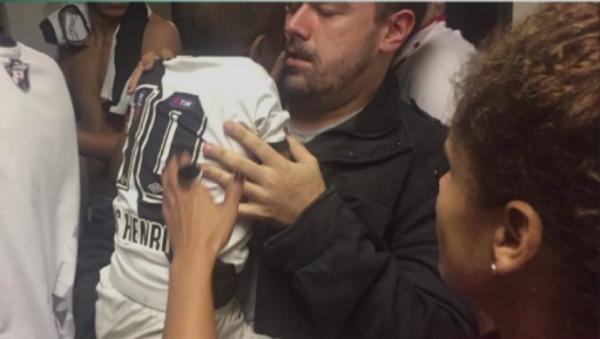 Menino é segurado no colo durante confusão em São Januário