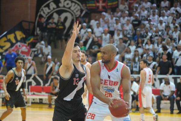 Lucas Mariano em duelo contra o Vasco nesta temporada