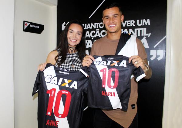 Ainé exibe sua camisa personalizada e Coutinho a de Maria, filha do casal