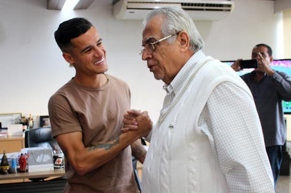 Coutinho cumprimenta o presidente Eurico Miranda